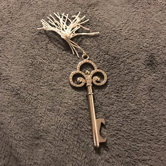 A bottle opener - Picture 1 of 2